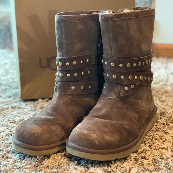 UGG Clovis Boot - Picture 1 of 9